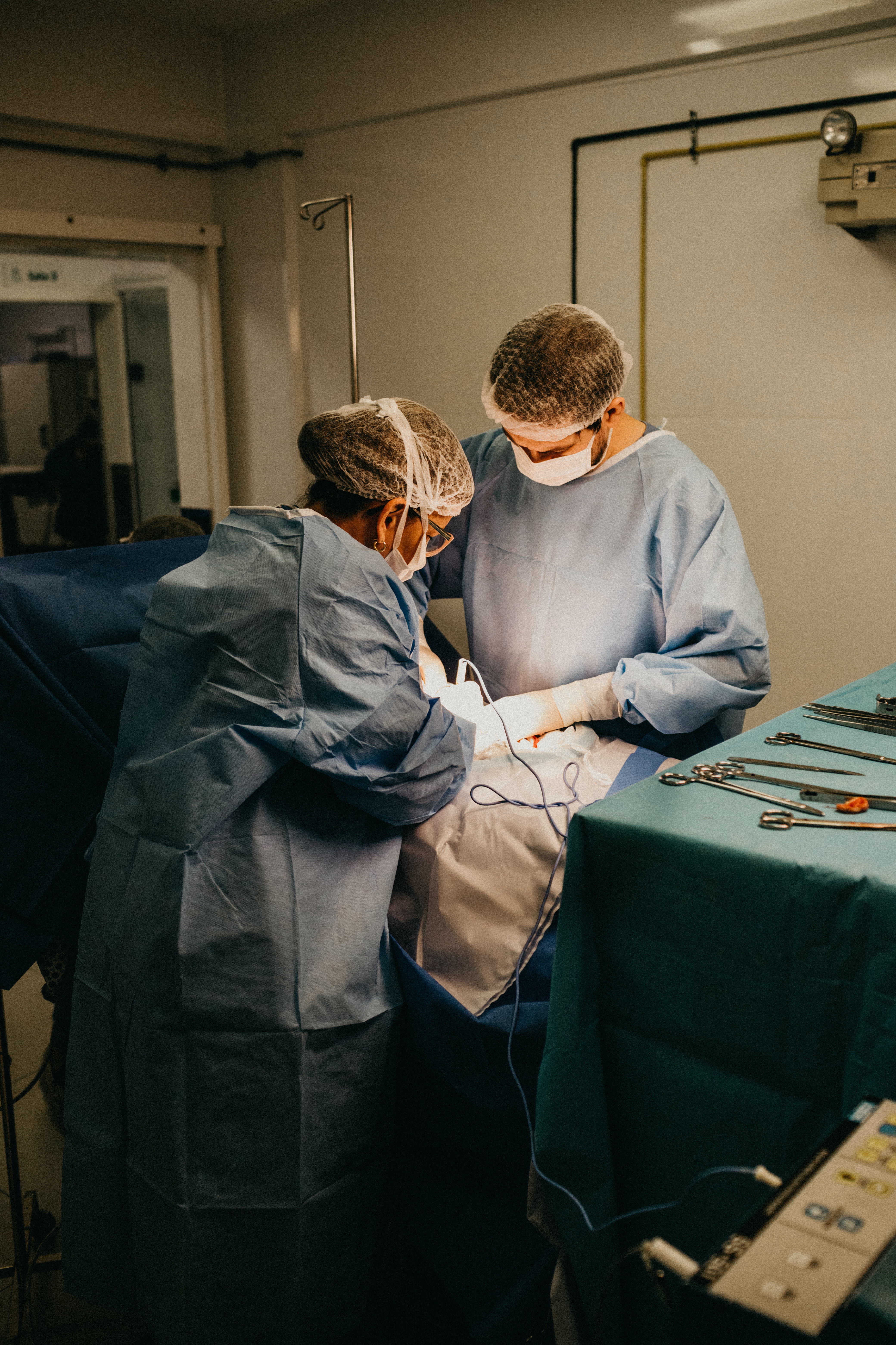 Médico Esperto Com a Tecnologia Da Realidade Aumentada E Virtual  Concentrada Foto de Stock - Imagem de virtual, estudar: 103998384