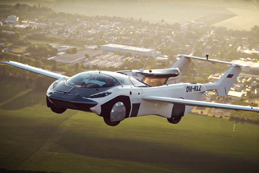 Este é o primeiro carro de corrida voador e sua velocidade é