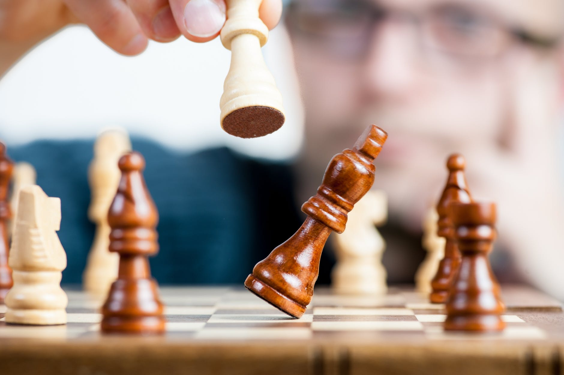 Grão-mestre de xadrez Karjakin é suspenso por 6 meses por comentários  favoráveis à Rússia - Época Negócios