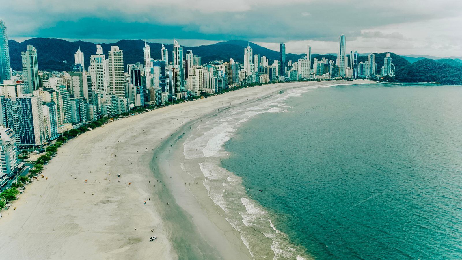 Areia movediça em Balneário Camboriú? Entenda o que acontece onde