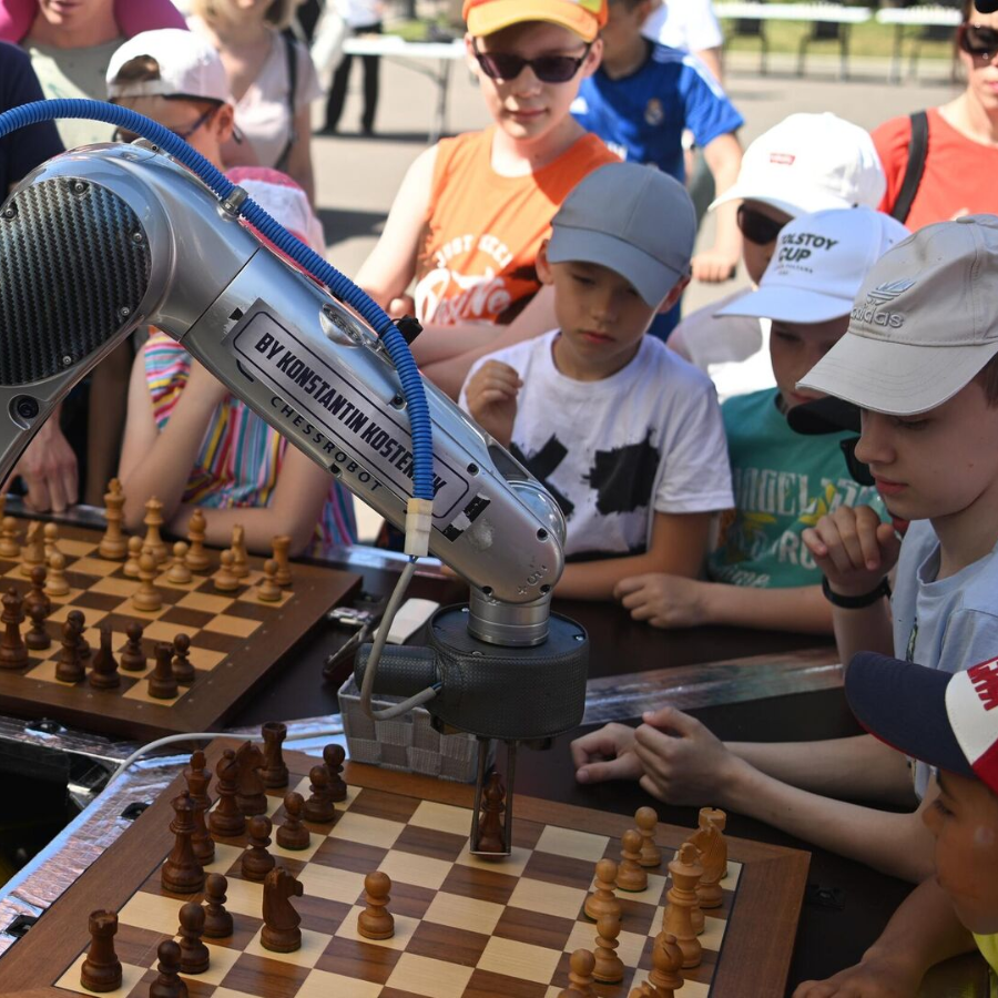Robô jogador de xadrez quebra o dedo de menino de sete anos
