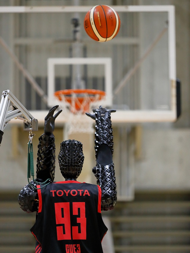 Robô jogador de basquete aprende a driblar e acerta mais de 2 mil