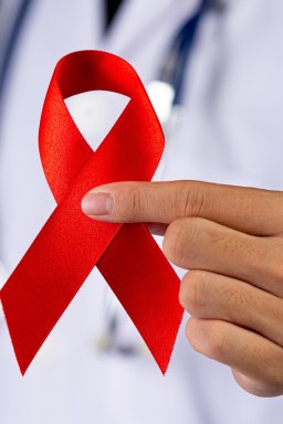 Homem tem remissão do HIV após transplante de células-tronco