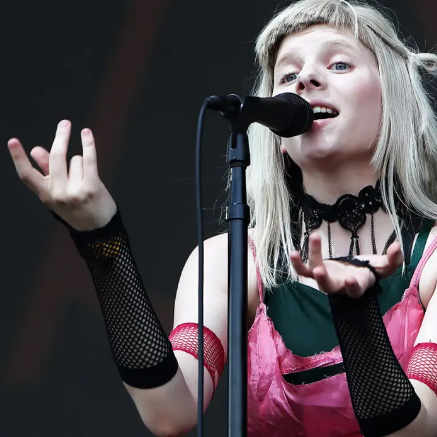 Aurora troca baterista acusado de fazer gesto supremacista em show no  Lollapalooza Brasil