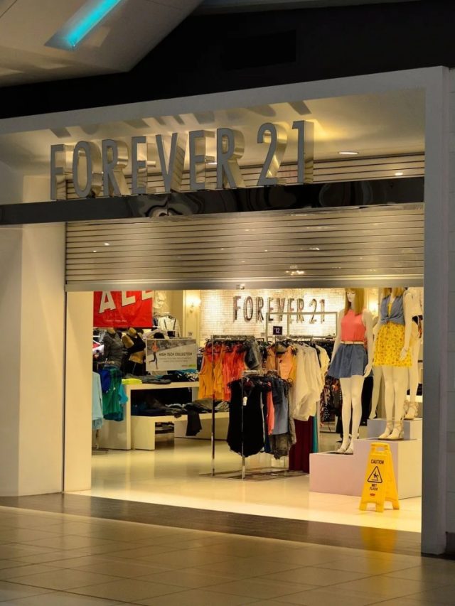 Lojas da Forever 21 no Brasil queimam estoque e devem fechar até