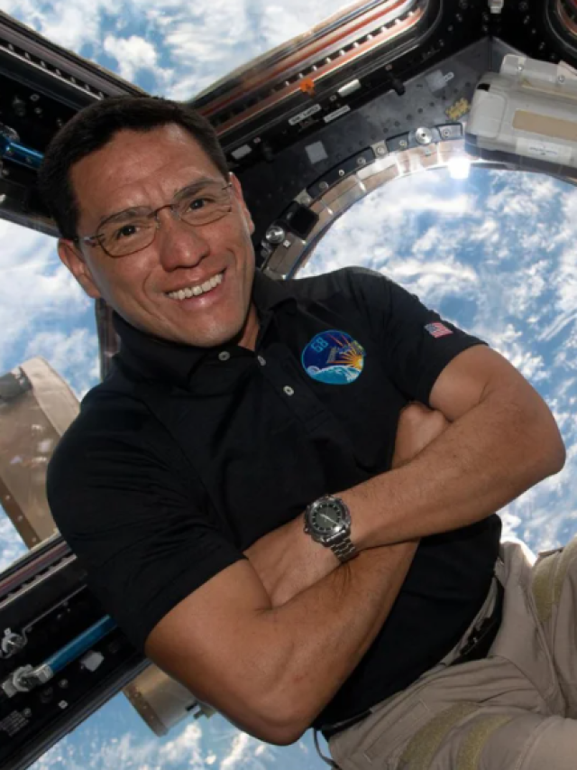 Astronauta da Nasa retorna à Terra após missão recorde no espaço Web