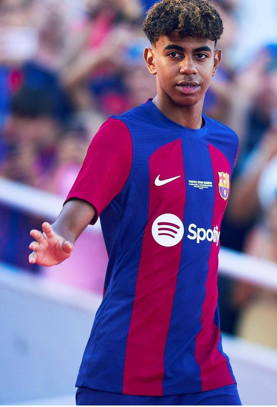 Lamine Yamal, de 15 anos, se torna o jogador mais jovem a estrear pelo  Barcelona