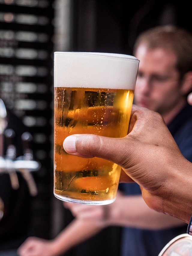 Calor deve aumentar em 40% consumo de cerveja no país, estima Abrasel