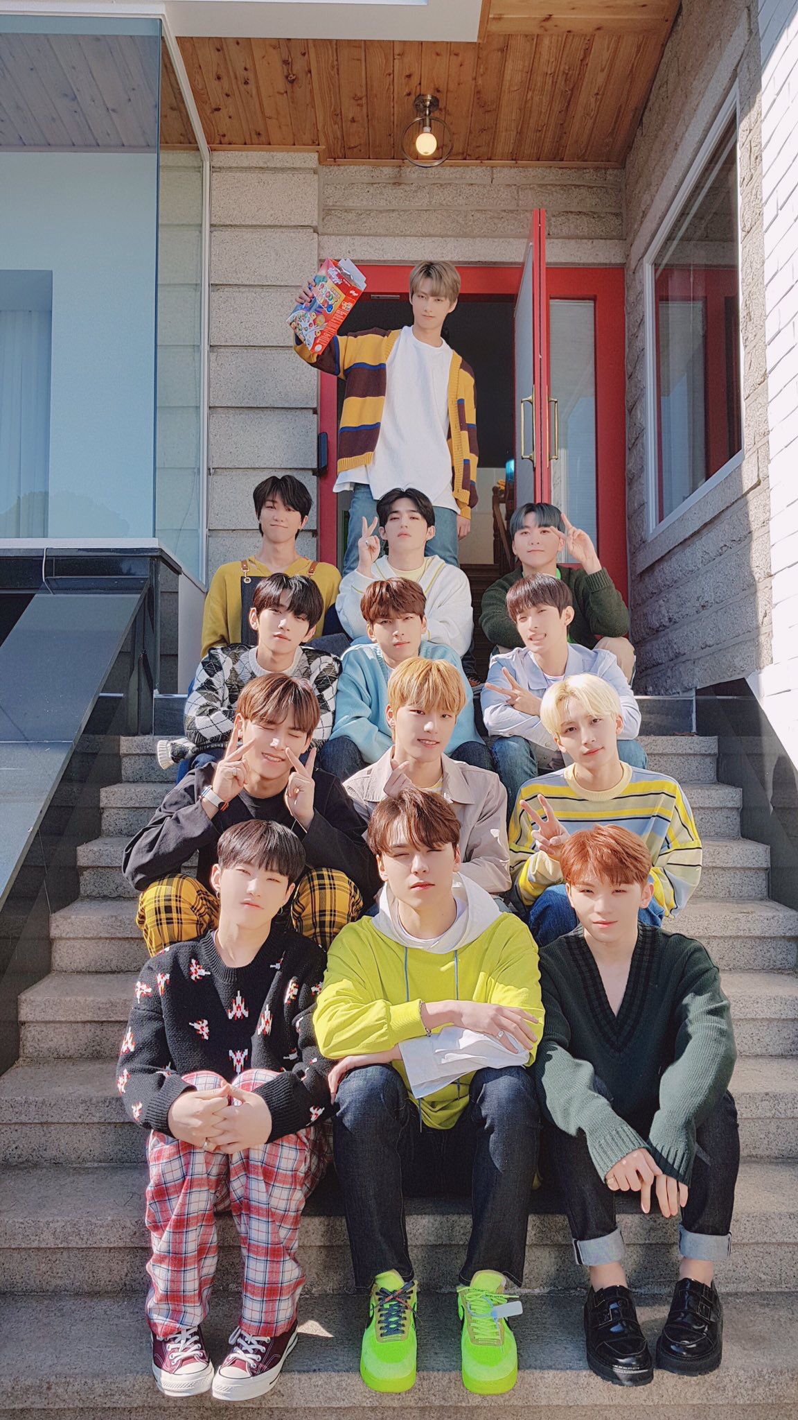 Conheça o SEVENTEEN, grupo de k-pop que quebrou recorde de vendas