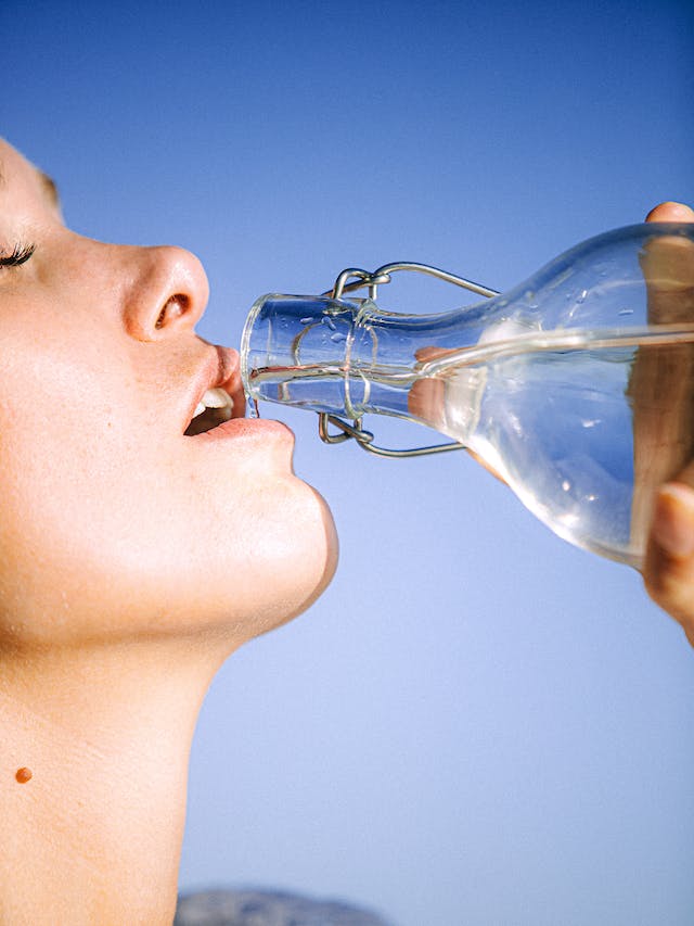 Por que a hidratação é importante para evitar efeitos do calor; médico responde