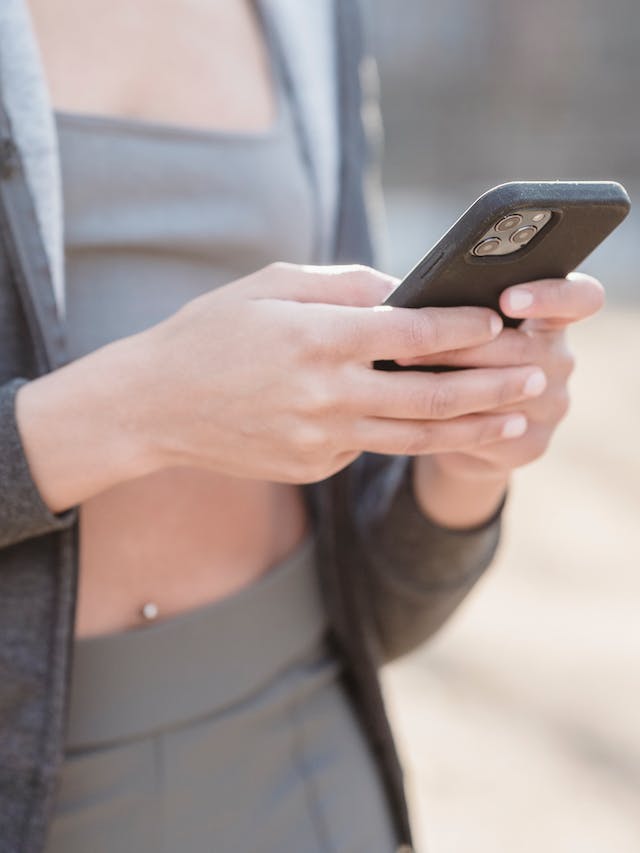 Uso prolongado de celular pode causar lesões na mão