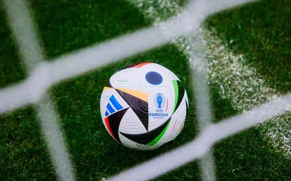 Euro 2024: bola terá chip para ajudar nos fora de jogo e lances com mãos -  TVI Notícias