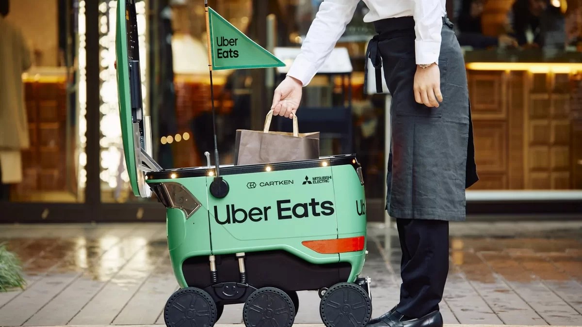 Uber Eats lança robô que faz entregas no Japão | Web Stories CNN