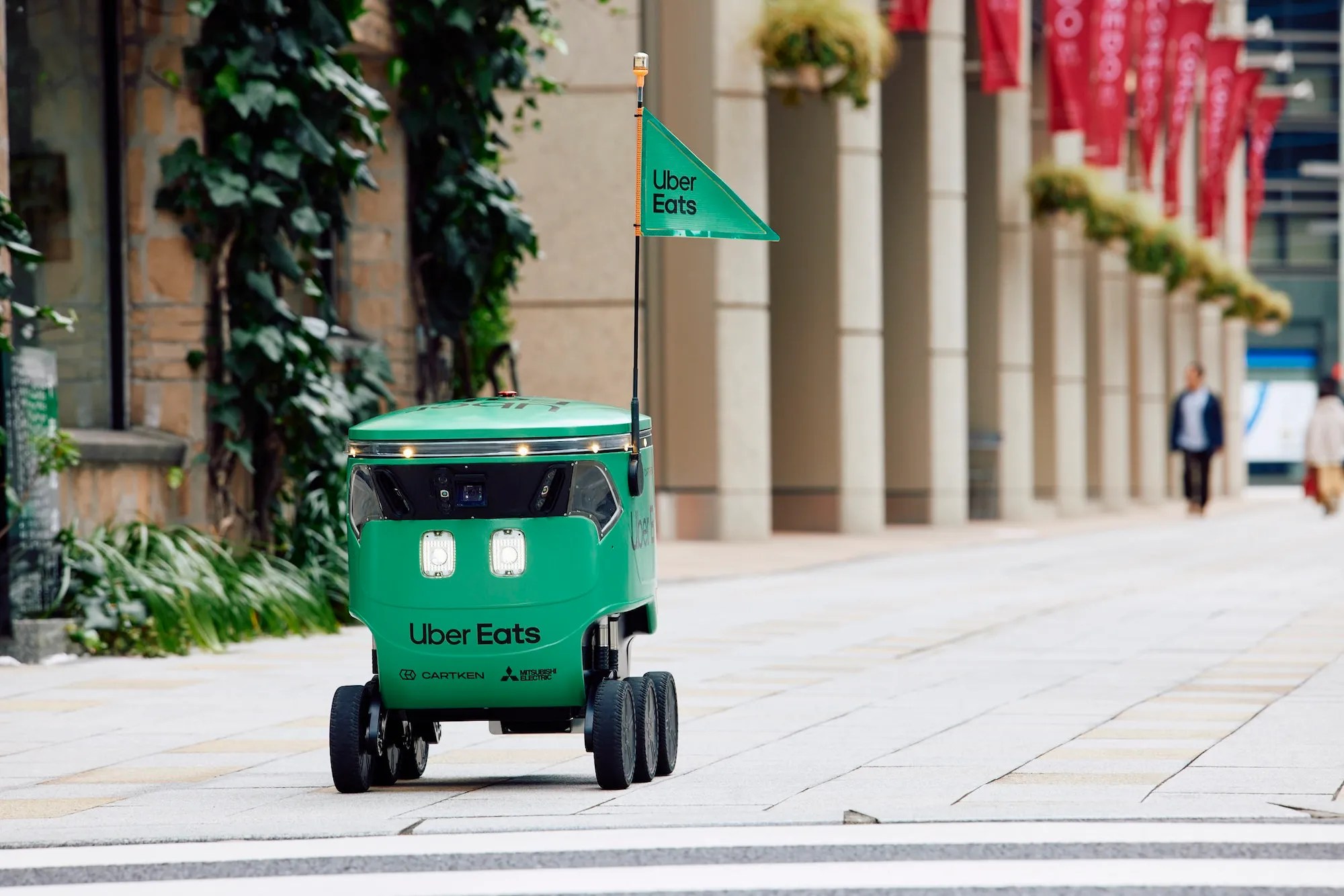 Uber Eats lança robô que faz entregas no Japão | Web Stories CNN