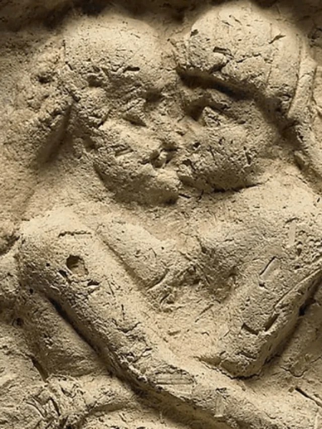 Tabuletas da Mesopotâmia causam reviravolta na história do beijo na boca