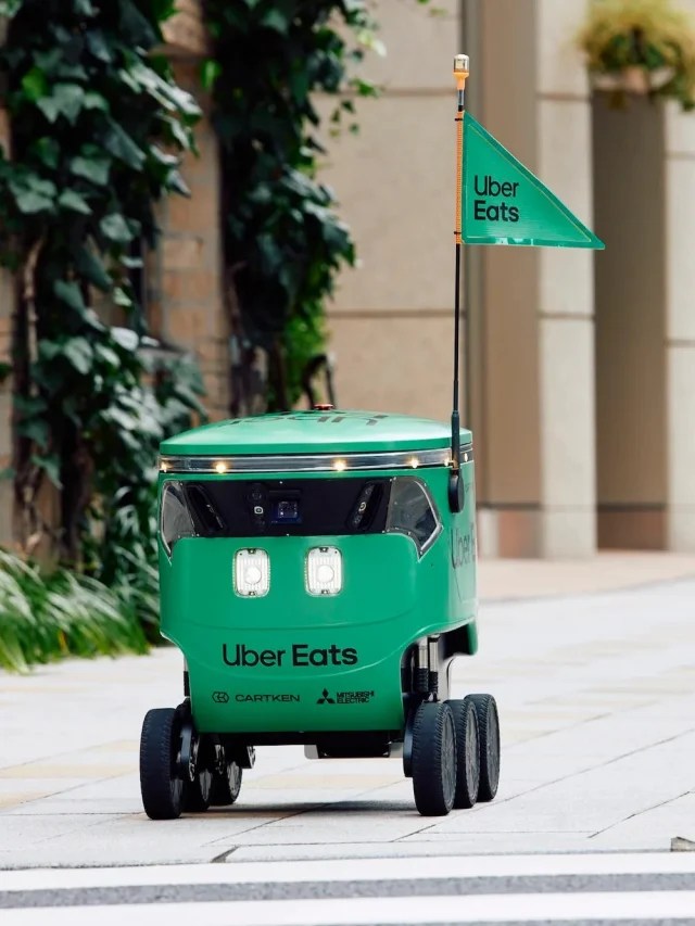 Uber Eats lança robô que faz entregas no Japão | Web Stories CNN