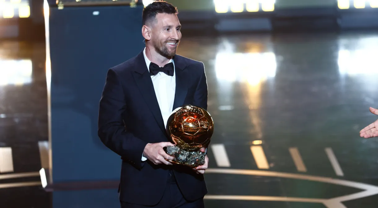 Messi faz doação de oitava Bola de Ouro ao Barcelona; entenda