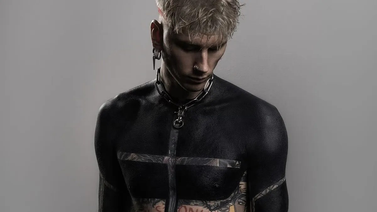 Machine Gun Kelly cobre corpo com tatuagem blackout: “Espiritual”