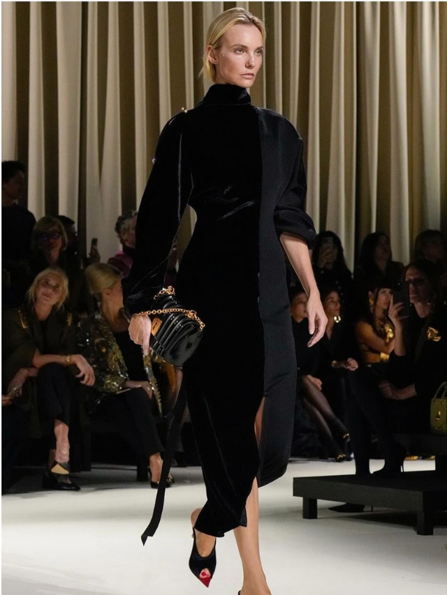 Carol Trentini desfila com look all-black da Schiaparelli em Paris