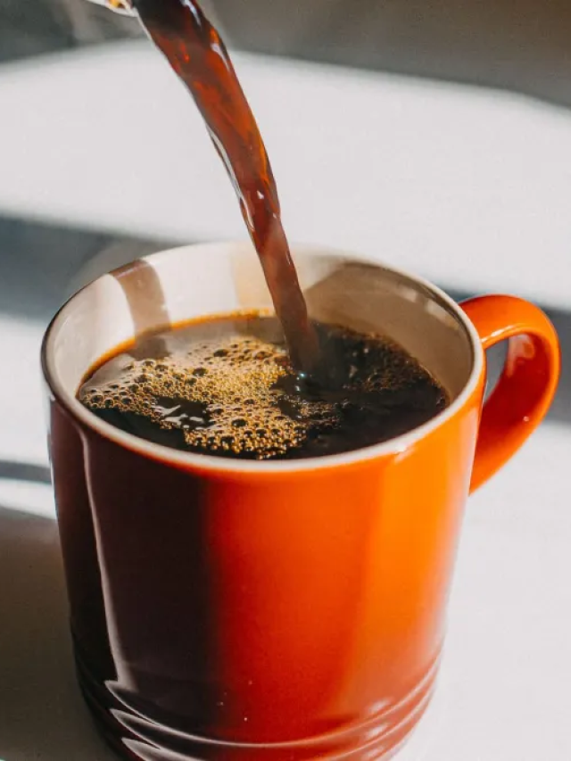 O que a cafeína faz no corpo? Veja os benefícios e efeitos colaterais