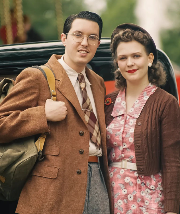 Conheça o casal jovem que vive ambientado nos anos 1940