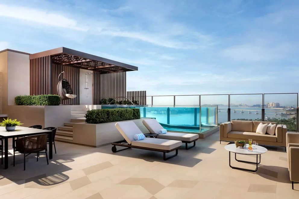 Resort em Dubai tem 90 piscinas e tratamento facial com ouro