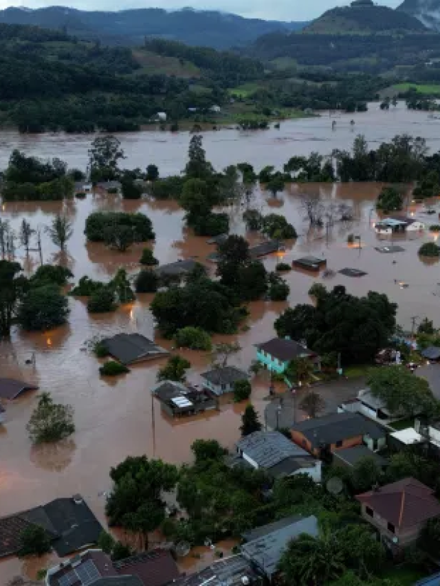 Enchente em Porto Alegre: de barco, equipe da CNN mostra como ficou a cidade