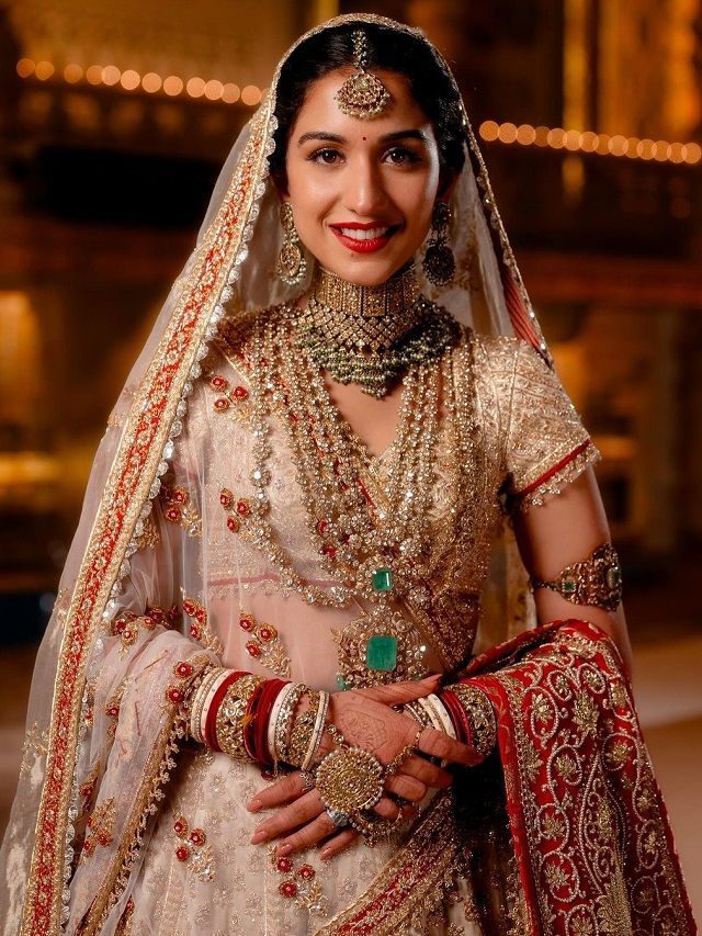 Os detalhes dos looks da noiva bilionária em casamento indiano
