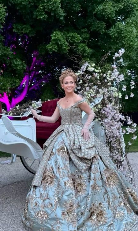 Carruagem e vestidões: Jennifer Lopez faz festa com tema “Bridgerton”