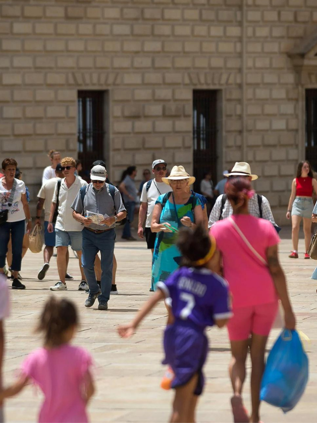 Cidade espanhola pede que turistas usem roupas e se comportem