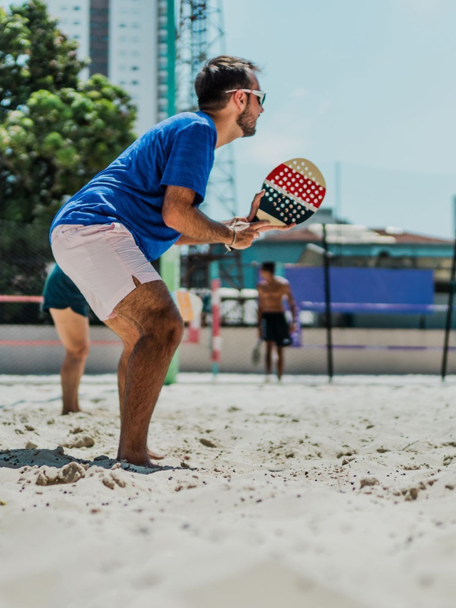 Quase metade dos praticantes de beach tennis já sofreu alguma lesão