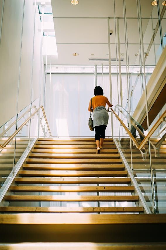 Conheça os benefícios para a saúde de trocar elevador por escada