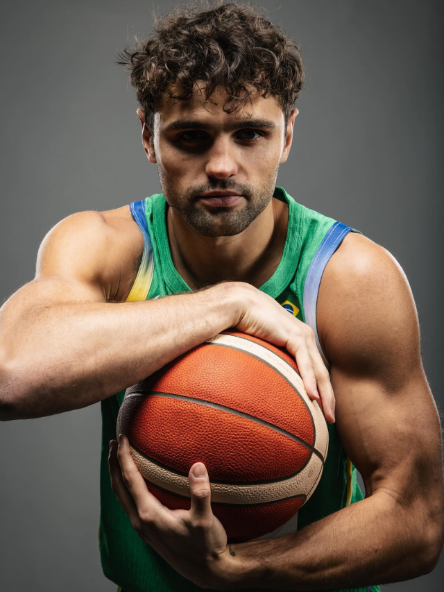 Raulzinho assina com Pinheiros e volta ao basquete brasileiro