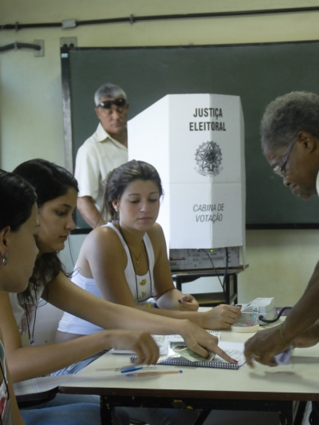 O que faz um mesário nas eleições? Entenda