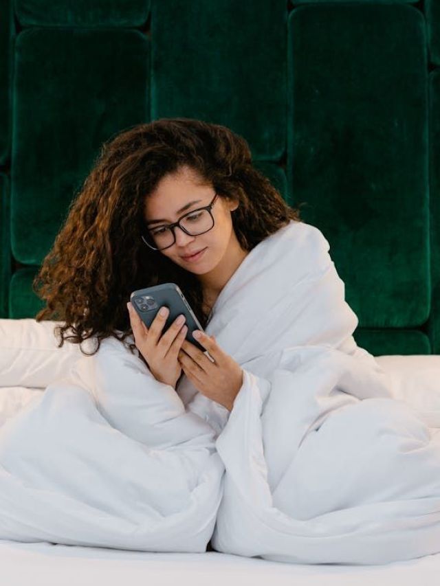 Pesquisa aponta que 96% dos brasileiros usam celular na cama