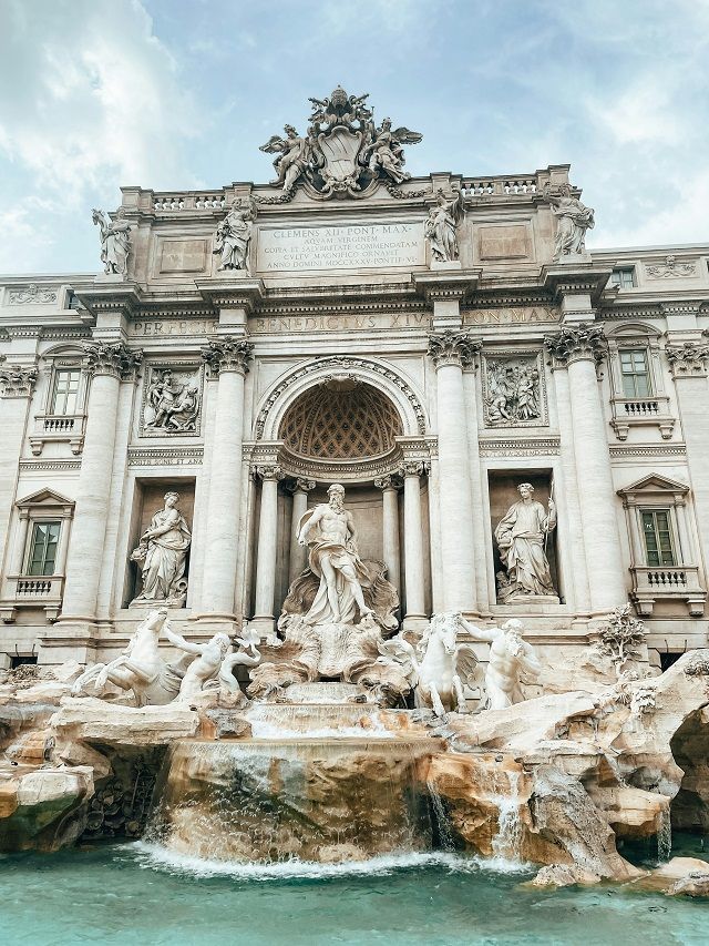 Piscina provisória da Fontana di Trevi causa indignação na Itália