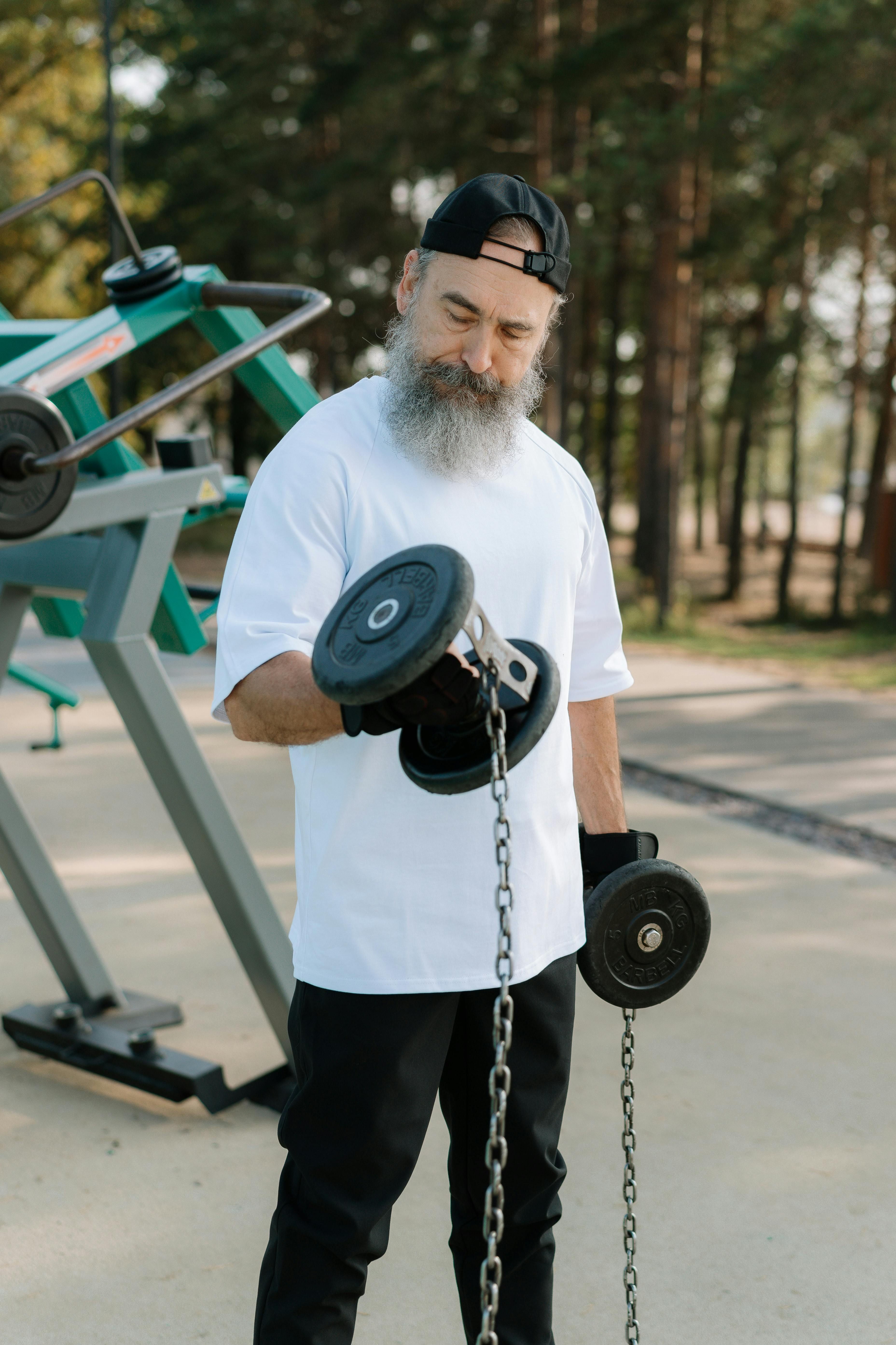 Musculação protege o cérebro de idosos contra demência, diz estudo