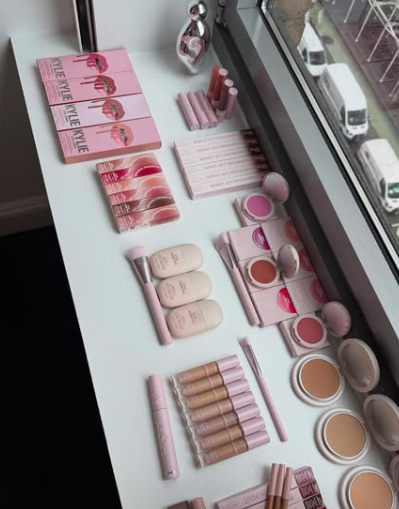 Marca de Kylie Jenner lança três novos produtos labiais; conheça