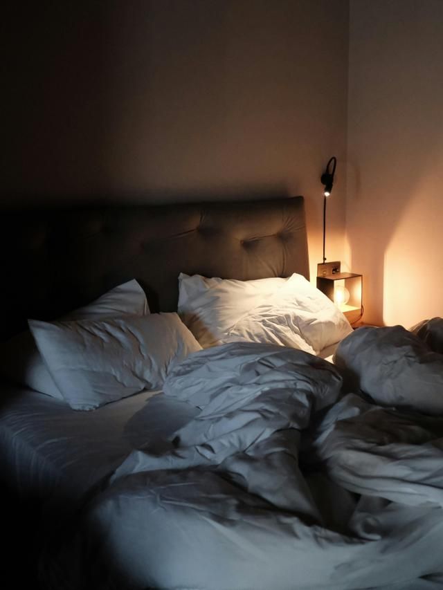 Dormir no escuro total ou manter uma luz acesa? Estudo diz o melhor