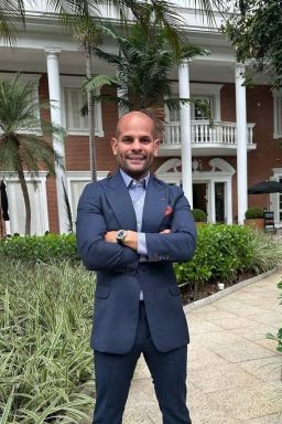 Remédios ilegais: médico com 750 mil seguidores é alvo de operação da PF