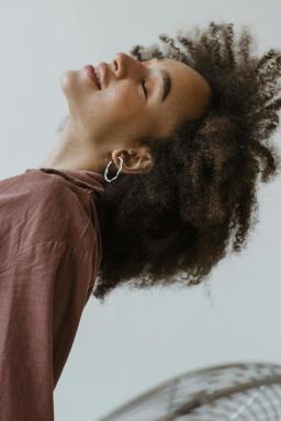 Cabelo natural ganha protagonismo e vira tendência em 2026