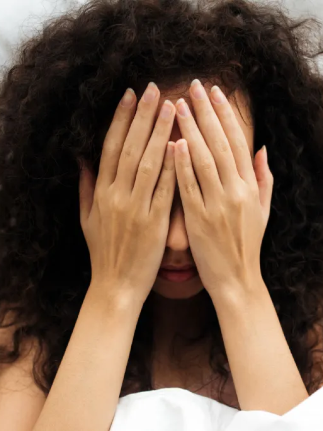 Por que acordamos no meio da noite com pensamentos perturbadores?