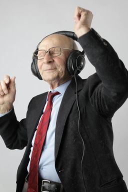 Ouvir música pode reduzir risco de demência aos 70 anos, diz estudo