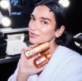 Dua Lipa lança primeira linha de skincare; saiba tudo