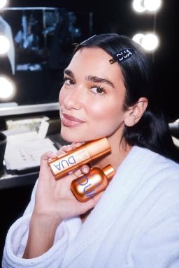 Dua Lipa lança primeira linha de skincare; saiba tudo