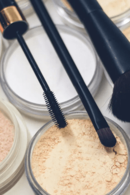 Pó translúcido: saiba maneira correta de usar a maquiagem