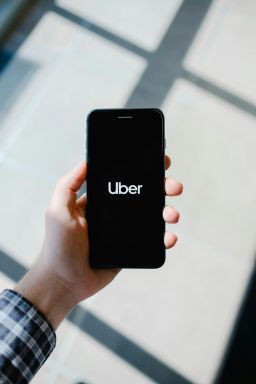 iFood e Uber iniciam parceria que integra apps; veja como funciona