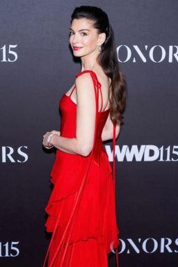 Anne Hathaway diz que Águas de Março foi música que mais ouviu em 2025