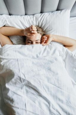 Mouth taping: a tendência estética que pode estar sabotando seu sono