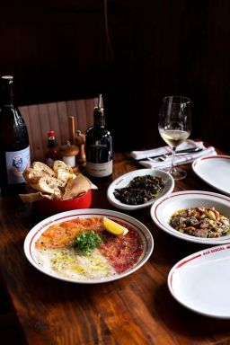 Em São Paulo, Bar Europa abre as portas já com fila de espera